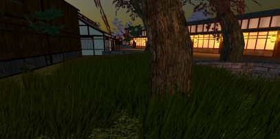 Screenshot in het donker van een boomstam met daarom heen hoog gras. Op de achtergrond zijn huizen te zien die verlicht worden door lampions